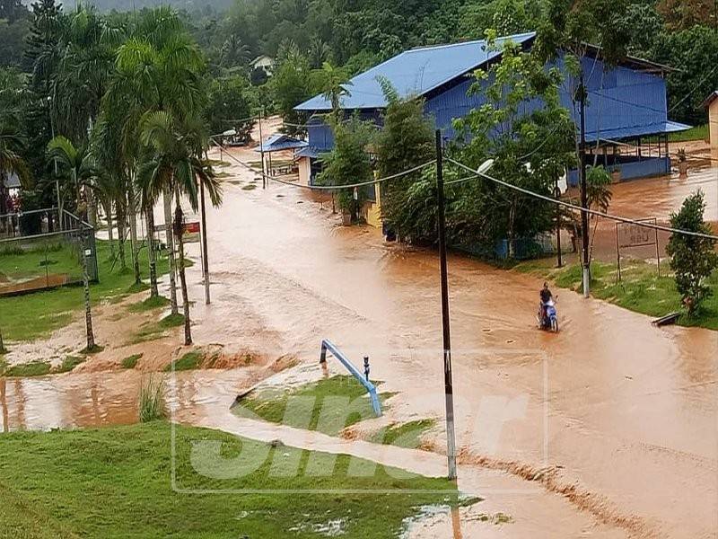 Air lumpur dilihat melimpah hanya di jalan raya.
