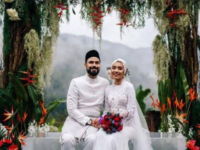 Yunalis Zarai dan Adam Sinclair