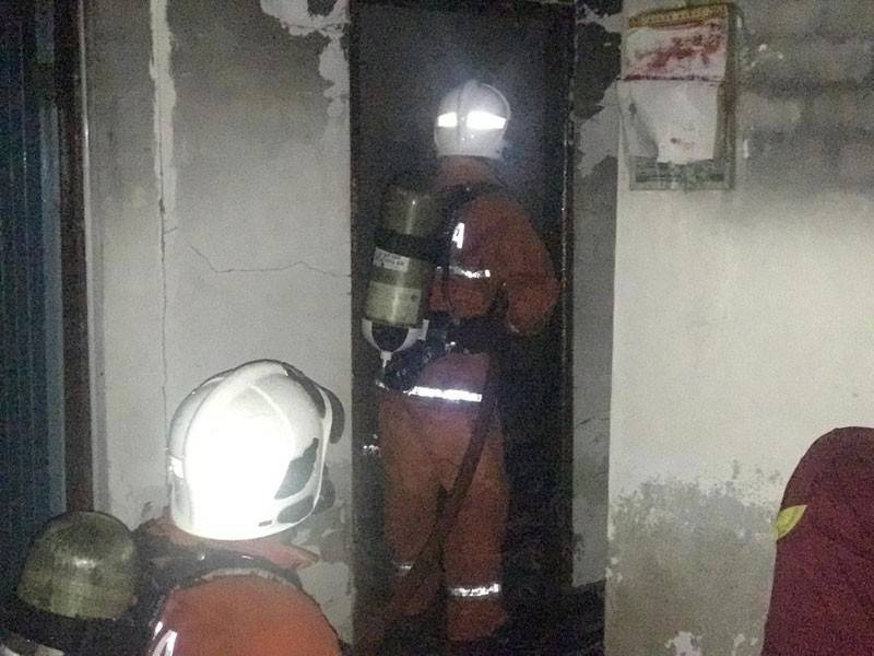 Anggota bomba sedang memadam kebakaran. - Foto ihsan bomba 