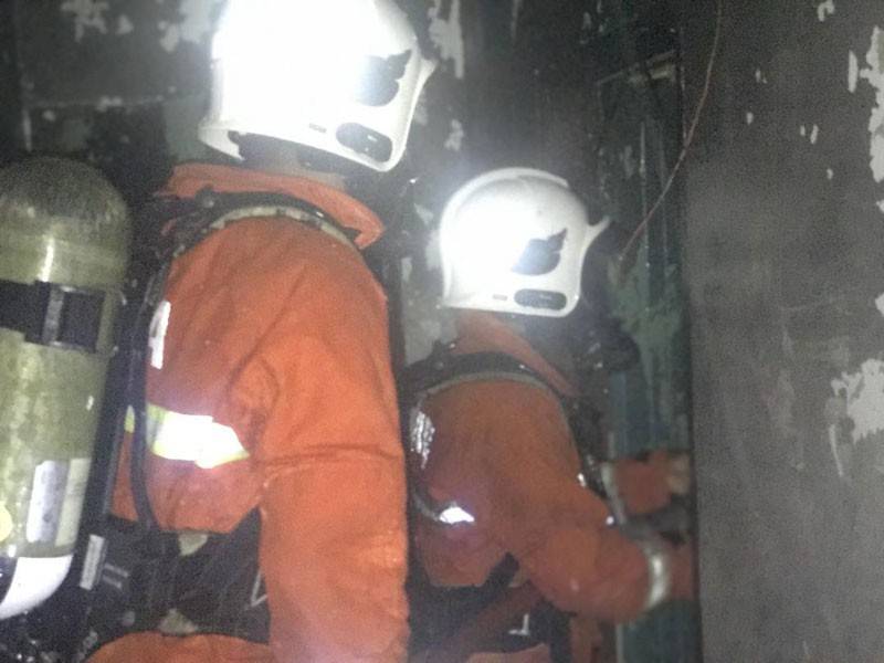 Anggota bomba sedang memadam kebakaran. - Foto ihsan bomba 