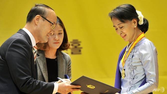 Anugerah Hak Asasi Gwangju itu ditarik balik kerana sikap acuh tak acuh Suu Kyi terhadap penindasan ke atas etnik Rohingya.