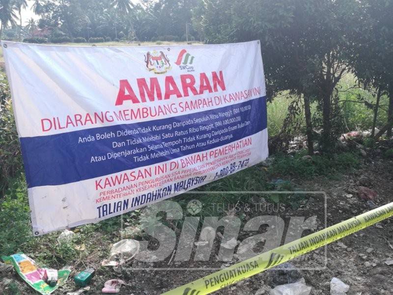 Kain rentang larangan membuang sampah di Jalan Klinik, Pekan Permas.