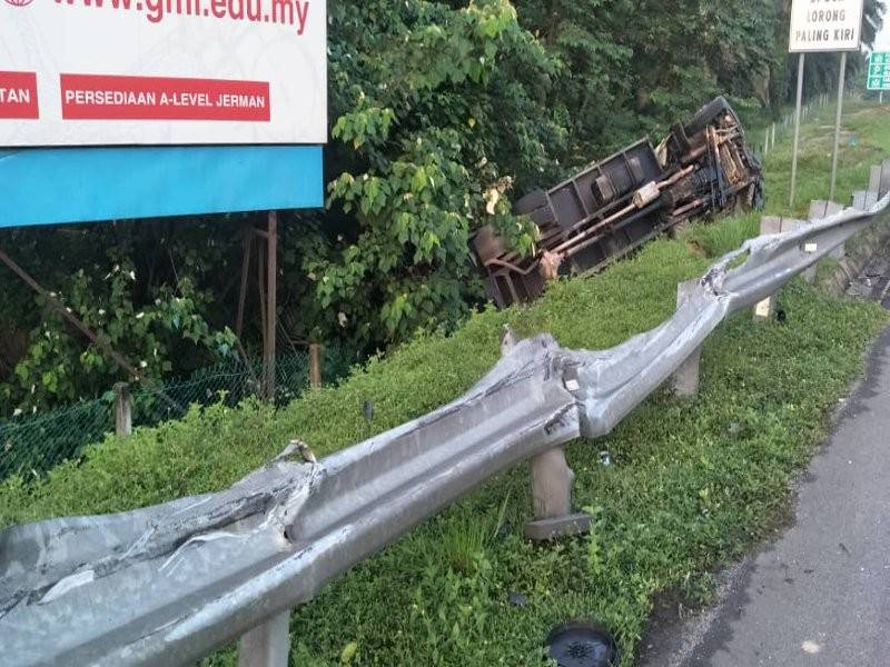 Lori berkenaan terjunam ke dalam longkang.