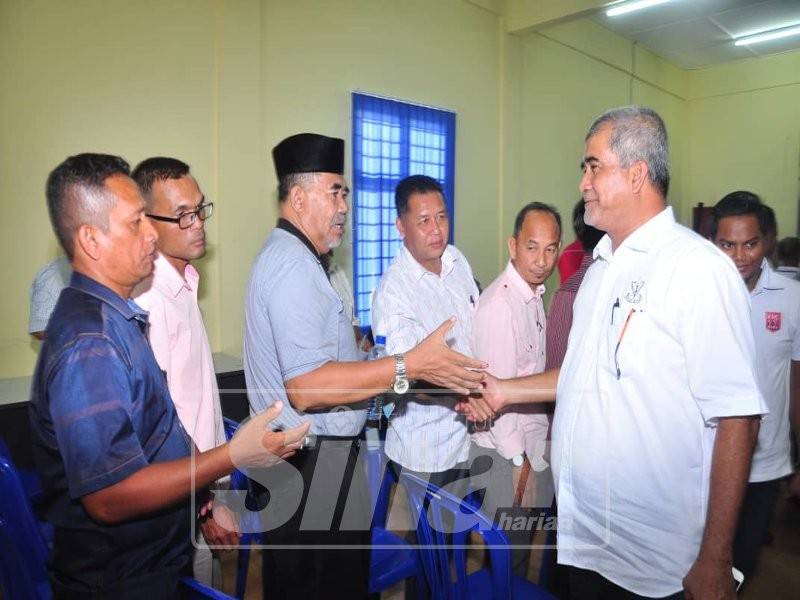 Nazri (kanan) bersalam dengan sebahagian Pengerusi MPKK yang menghadiri perjumpaan di Galeri Mat Kilau, semalam. 