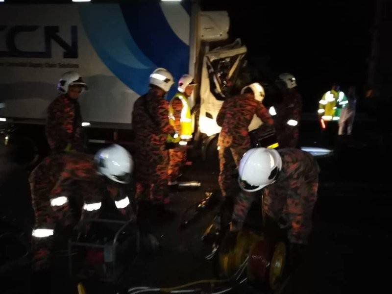 Anggota bomba melakukan kerja-kerja mengeluarkan mangsa yang tersepit.