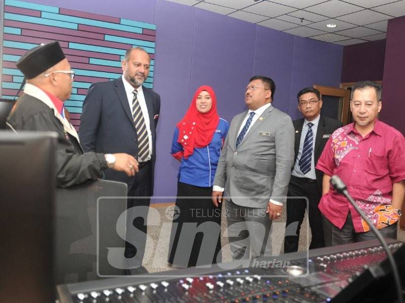 Gobind (dua,kiri) semasa membuat lawatan di RTM Johor.