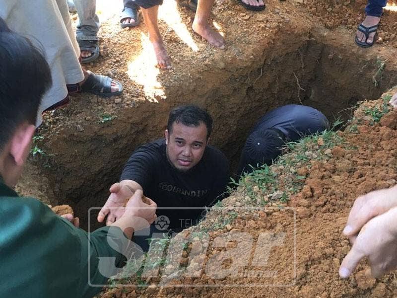 Pengebumian Mohamad Rafie di Tanah Perkuburan Islam Tanjung Keling di sini, pagi tadi.