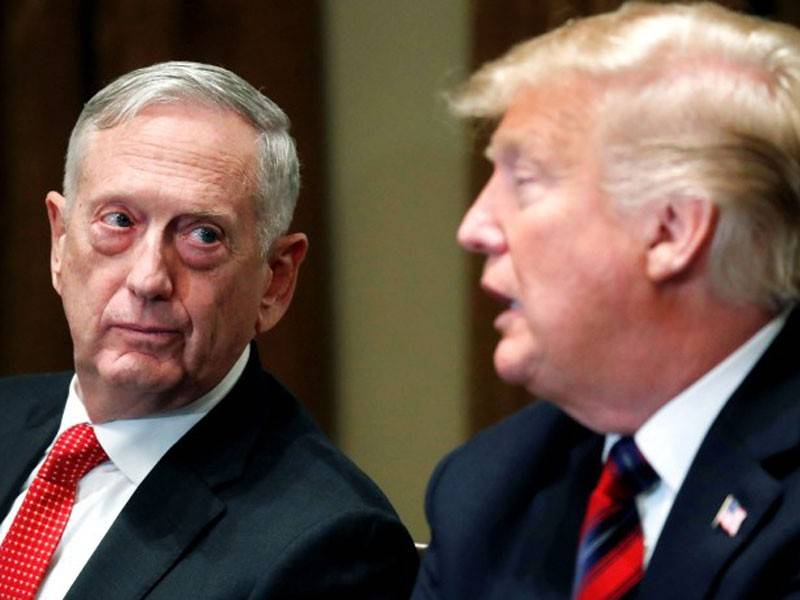 Mattis (kiri) berkata pandangannya sudah tidak sehaluan dengan Trump