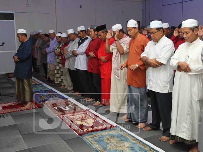 Majlis solat hajat sempena pembukaan pusat khidmat Ahli Perlimen Jeli di Bukit Nangka pagi ini tetap diteruskan walau tanpa kehadiran Mustapa.