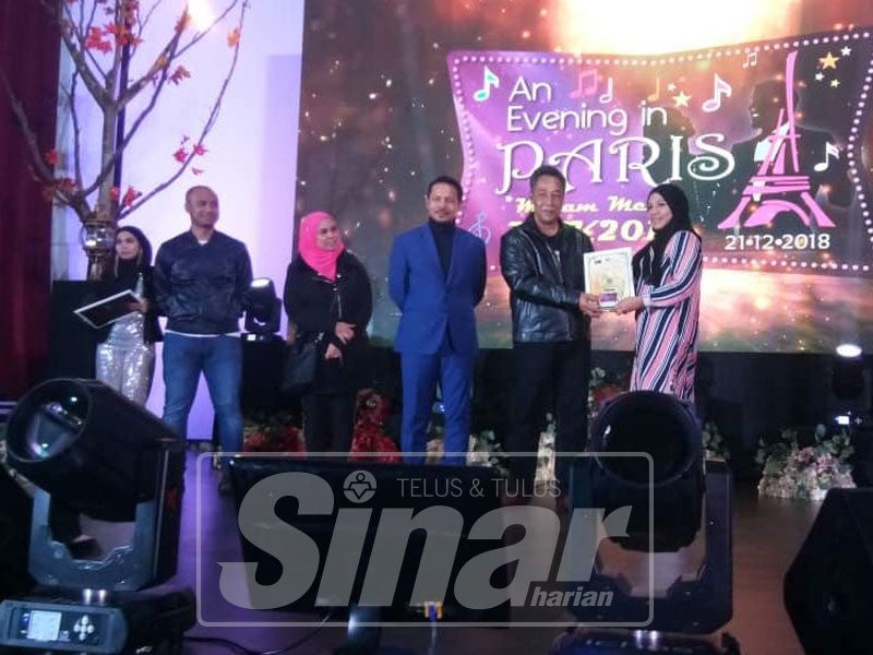 Mohamad Yasid (dua, kanan) menyampaikan sijil penghargaan kepada Penolong Editor Edisi Tengah, Asmaliza Mansor yang mewakili Sinar Harian pada Majlis Malam Media MPK, malam ini.