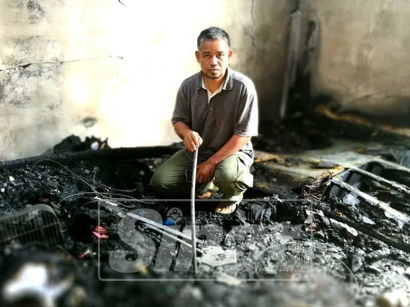 Zamzuri di bilik tidur yang terbakar menyebabkan kelengkapan persekolahan anaknya hangus.
