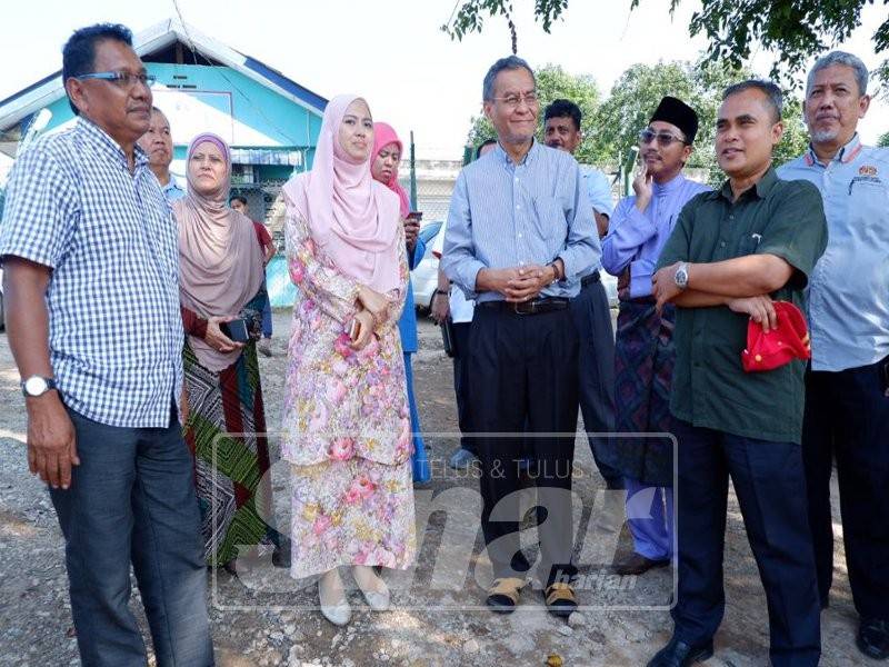 Juwairiya (dua,kiri) meninjau pam air bersama Ahli Parlimen Kuala Selangor, Datuk Seri Dr Dzulkefly Ahmad (tengah), Pegawai Daerah Kuala Selangor, Shamsul Shahril Badliza Mohd Noor (dua,kanan) dan pimpinan setempat.
