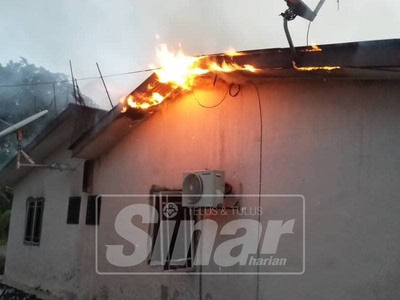 Keadaan rumah teres yang terbakar pagi tadi.