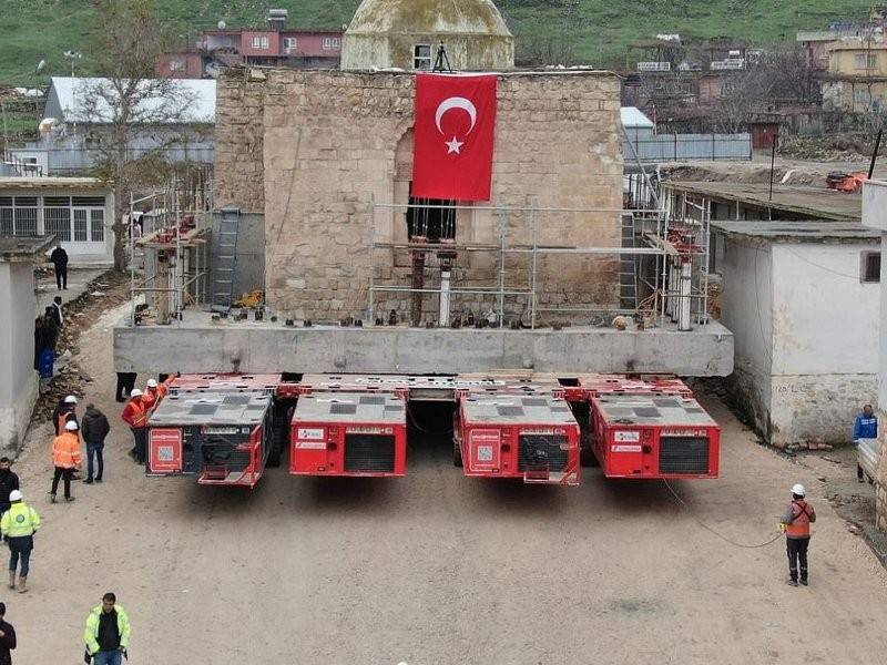 Proses pemindahannya menggunakan robot dilengkapi 352 roda.