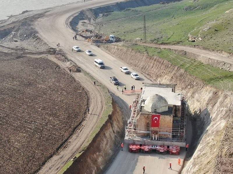 Robot itu menggunakan teknologi yang sangat maju untuk memastikan strukturnya tidak terjejas ketika proses pemindahan itu.