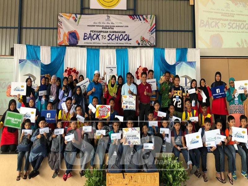 Sebahagian penerima merakam kenangan sempena 'Prolintas Back to School'.