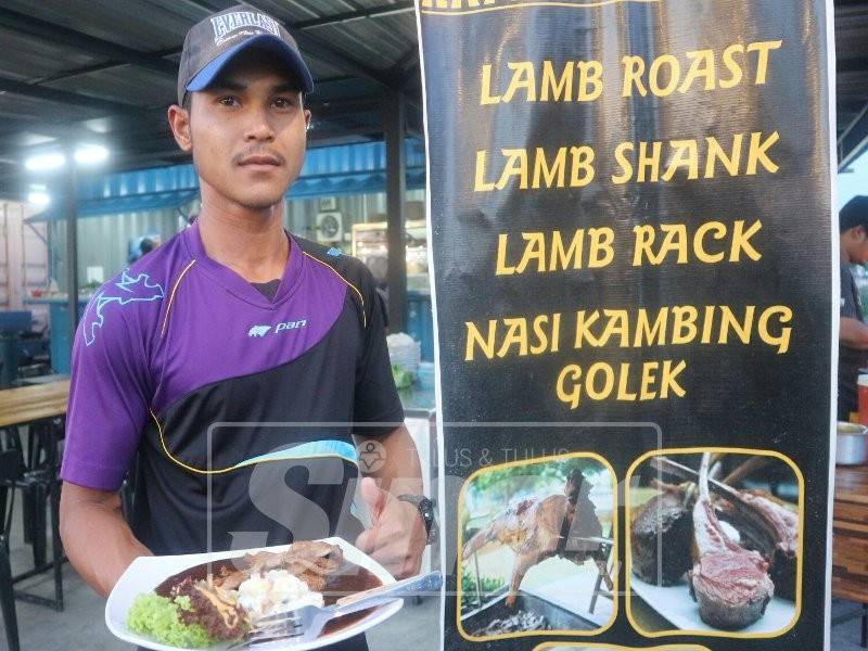 Muhamad Suffi menunjukkan hidangan lamb roast di gerai mereka.