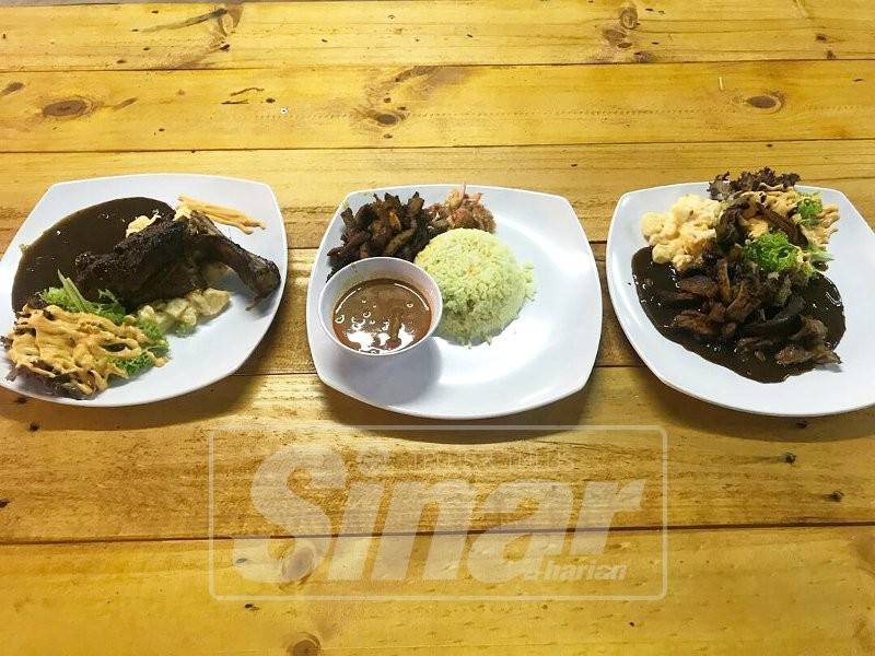 Antara hidangan yang menjadi kegilaan peminat kambing. (dari kiri, lamb shank, nasi kambing golek dan kambing golek )