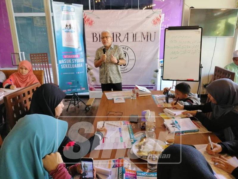 Hussamuddin menyampaikan perkongsian khas sempena program itu. Foto: Hasril Aswandi