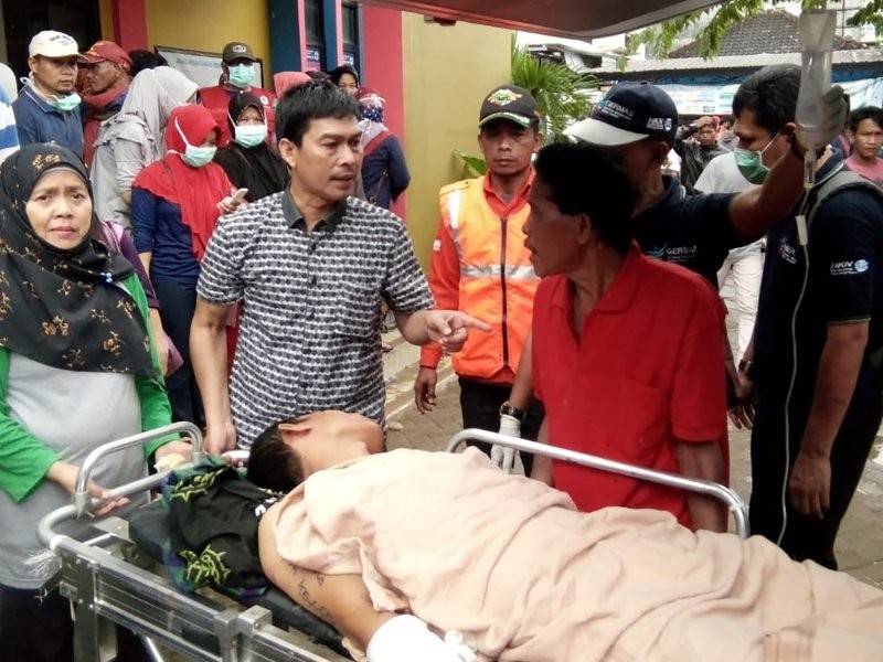 Mangsa yang terselamat menerima rawatan di sebuah hospital di Carita. - Foto AFP