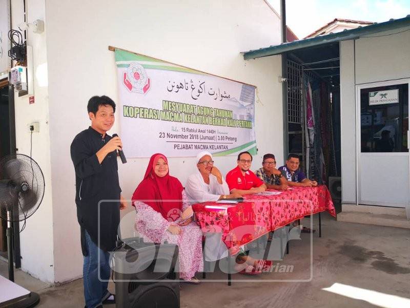 Chef Amann Teoh (kiri) memberikan panduan perniagaan kepada anggota yang hadir pada majlis tersebut.
