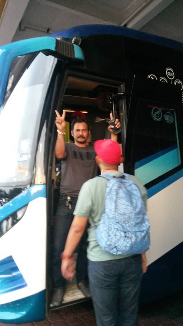 
Pemandu bas ini sempat memberi isyarat 'peace' selepas kena saman.
