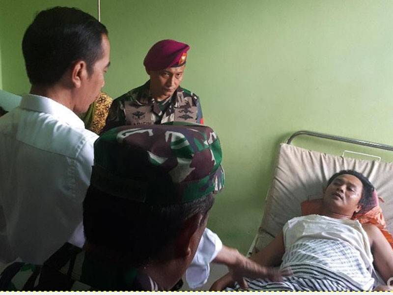 Jokowi bertemu mangsa di Labuan, Kabupaten Pandeglang, pasca tsunami. - Foto Andhika-detikcom