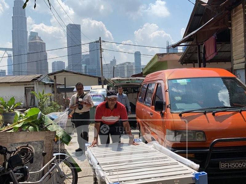 Sumbangan katil khas dihantar ke rumah keluarga berkenaan di Kampung Baru.