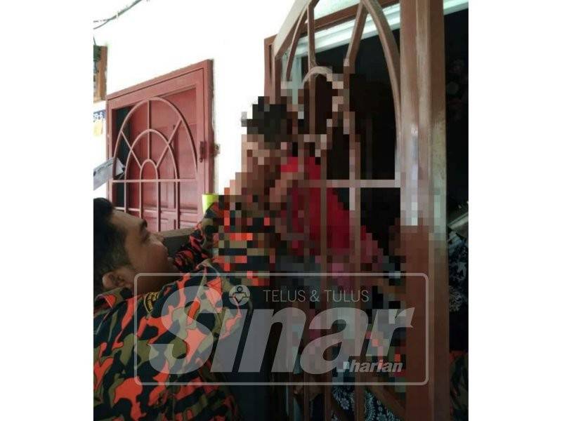 Anggota bomba menyelamatkan seorang kanak-kanak perempuan apabila kepalanya tersangkut di jeriji pintu rumah.