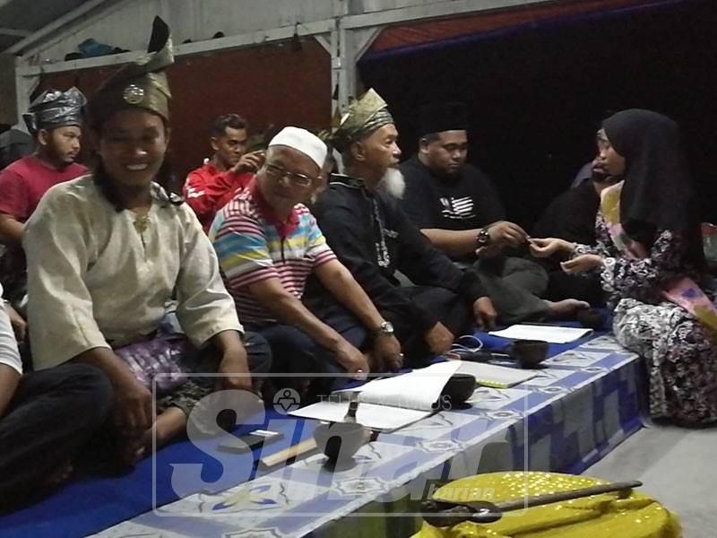 Antara barisan tetamu yang memeriahkan malam penutup Perkampungan Kebudayaan Musim Cuti Sekolah di MKI, Jenagur.
