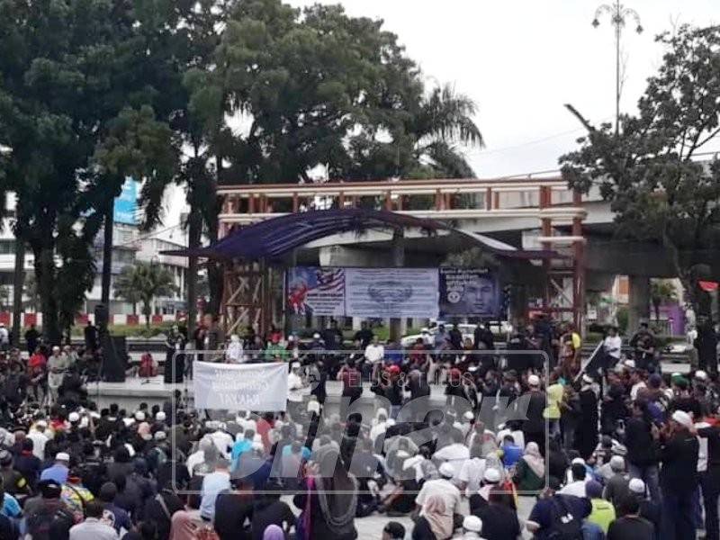 Beberapa pimpinan Geras dan NGO berucap di pentas.