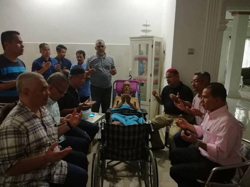 Shafruddin (berdiri, lima dari kiri) bersama kepemimpinan tertinggi JPNT ketika menziarahi Datuk Abdul Rahim Tahir yang terlantar akibat kanser tulang di rumahnya di Kajang, Selangor, baru-baru ini. - Foto Facebook Shafruddin Ali Hussin