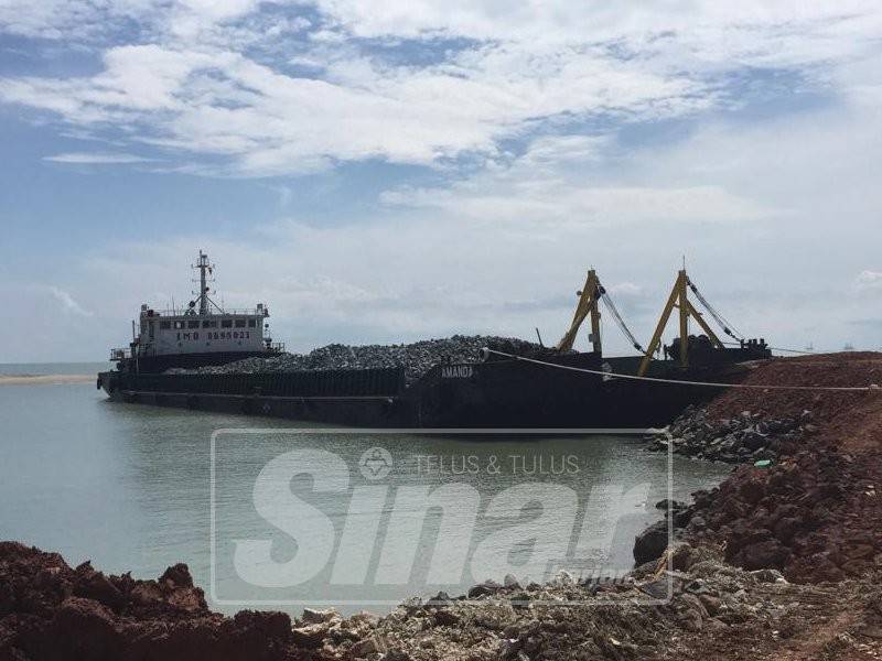 Kapal MV Amanda yang terbalik dan karam.