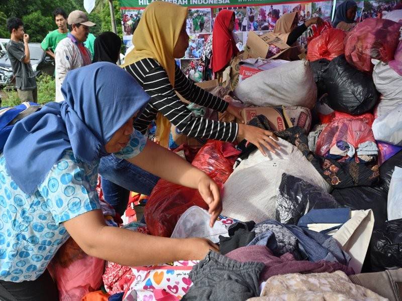 Mangsa tsunami Sunda di pusat perlindungan Kampung Citangkil di Sumur, Pandeglang memilih pakaian yang didermakan.- Foto AFP
