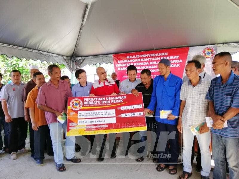 Waris mangsa korban kebakaran di Jelapang Maju, 11 Disember lalu menerima bantuan khirat kematian daripada empat agensi, hari ini.