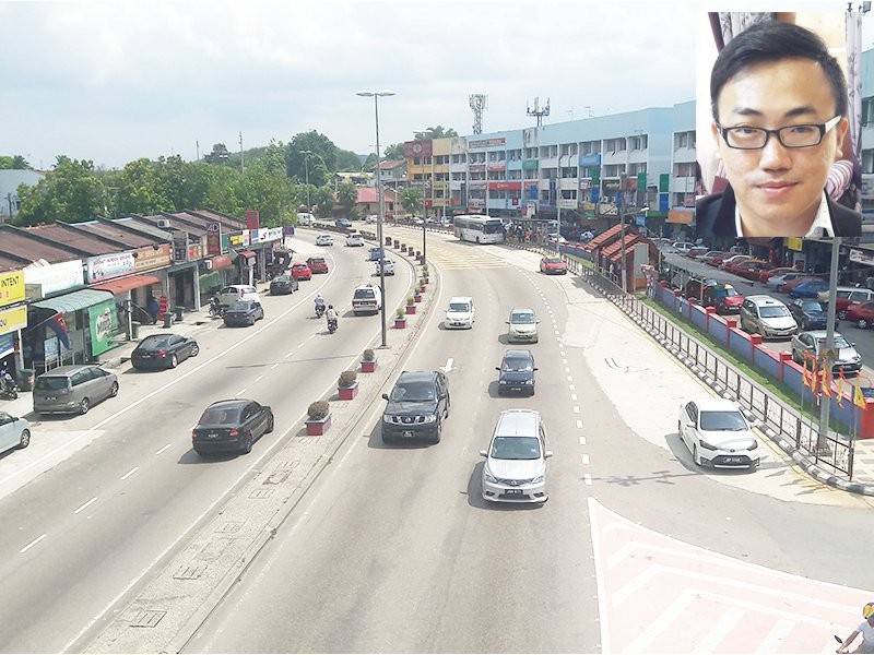 Keadaan Pekan Senai yang sesak pada waktu puncak. Gambar kecil, Bor Yang.