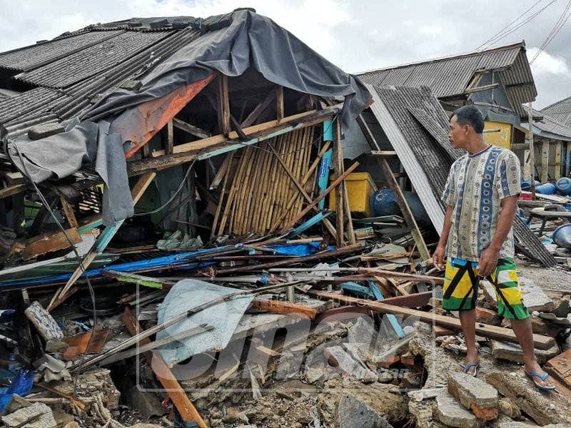Keadaan rumah penduduk kampung selepas dibadai tsunami. Foto: Media Serantau Muslim