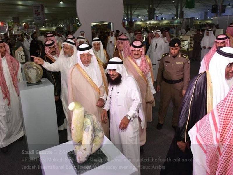 Putera Khalid dibawa melawat rerurai pemamer. - Foto @Saudi_Gazette