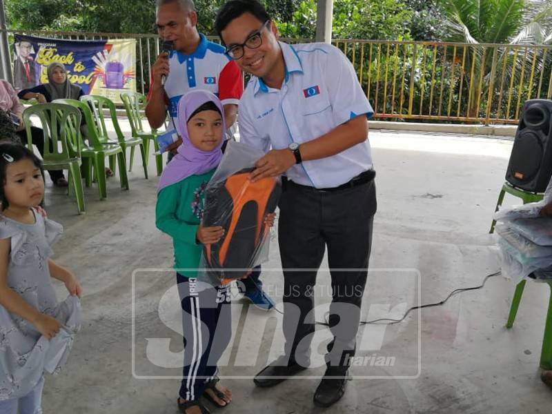 Chean Chung ketika menyampaikan bantuan di Bukit Ubi