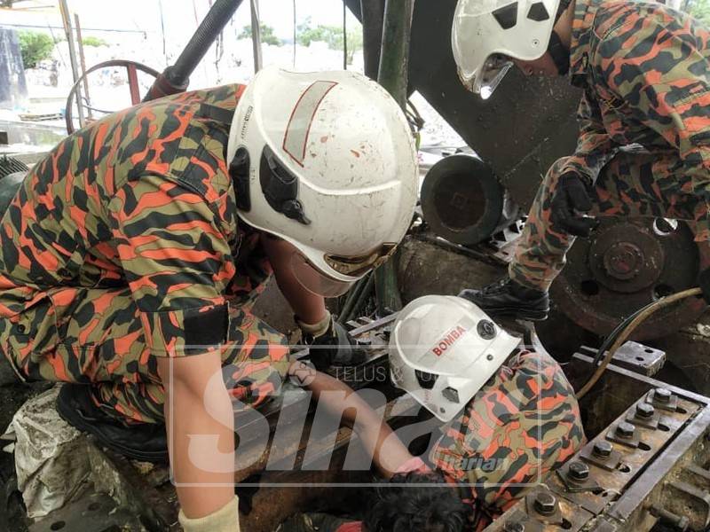 Anggota Bomba dan Penyelamat berusaha mengeluarkan mangsa.