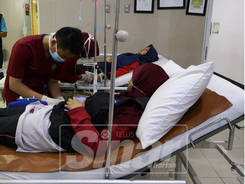Sukarelawan mendapatkan rawatan di hospital berdekatan.