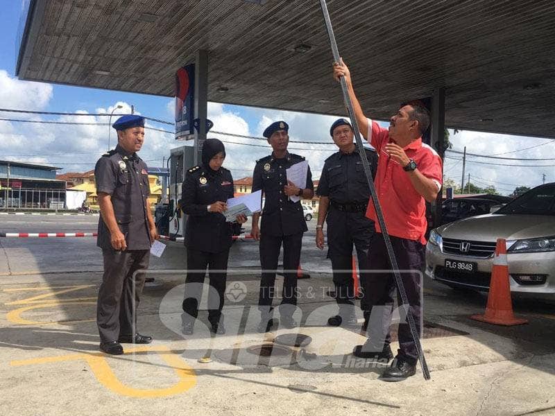KPDNHEP Perlis melakukan pemeriksaan di stesen minyak.