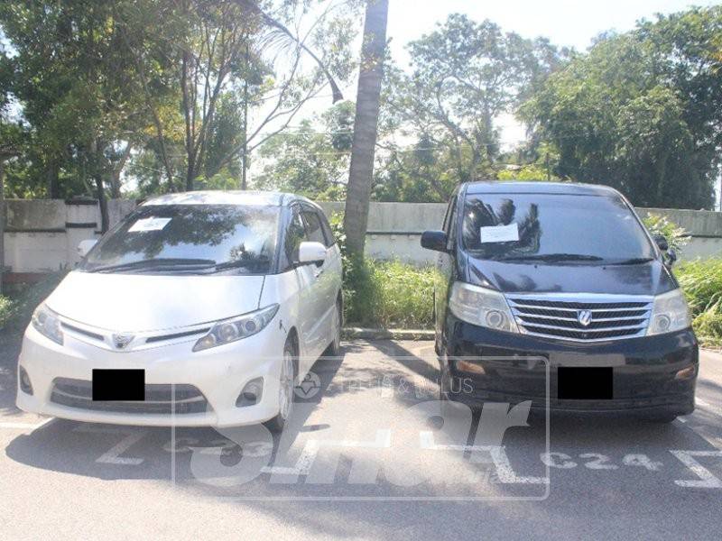 Dua buah kenderaan MPV yang dirampas.