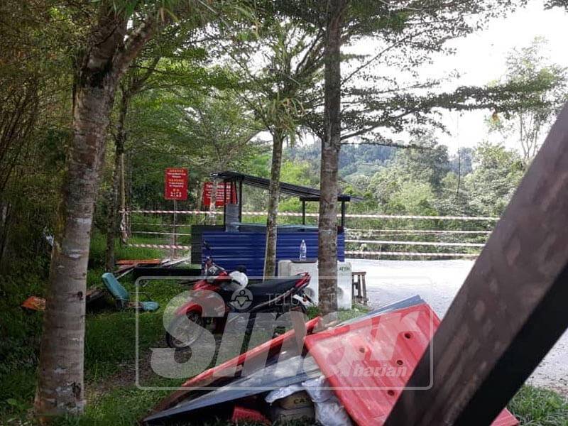 Pagar zink yang dibina oleh pemaju bagi menghalang pencerobohan.