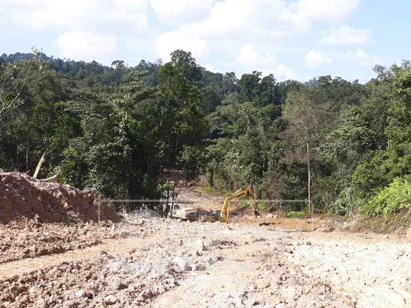 Salah satu jentolak yang sedang beroperasi.