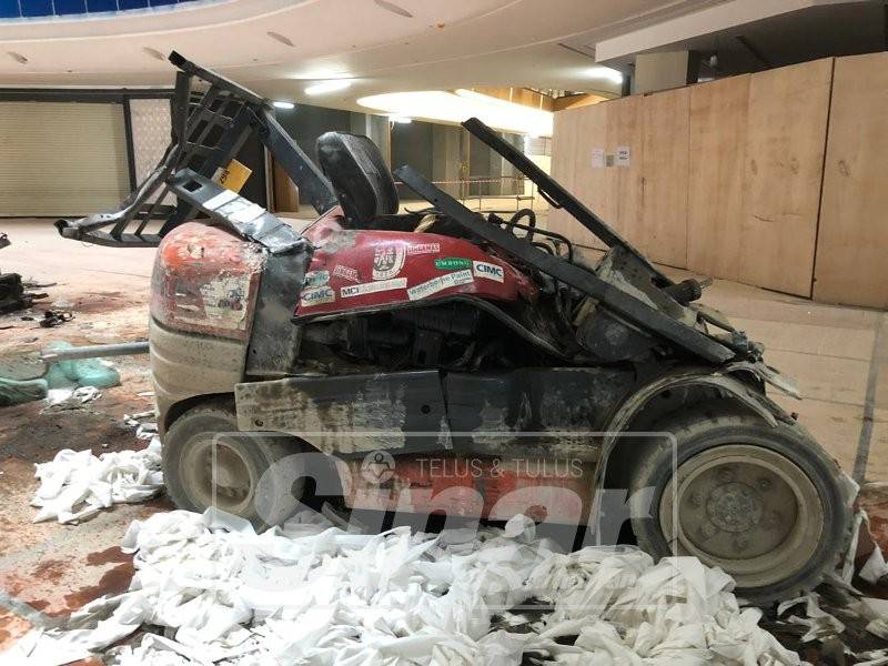 Keadaan forklift yang dinaiki mangsa selepas jatuh dari tingkat tiga.