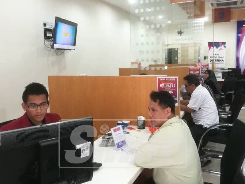 Suasana kaunter PPZ-MAIWP Wangsa Maju yang terus didatangi pembayar zakat bagi menunaikan tanggungjawab.