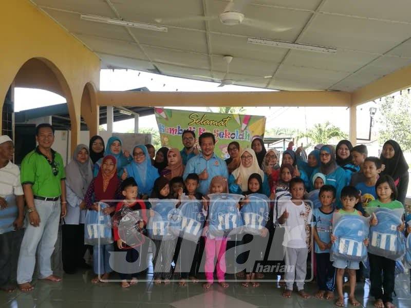 Azman tengah bersama sebahagian penerima sumbangan beg sekolah di Taman Kangkong hari ini.
