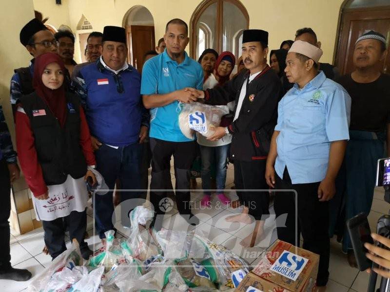 Shamsul menyampaikan bantuan Serantau Muslim kepada wakil penduduk yang berlindung di Masjid Cigondang, Labuan.