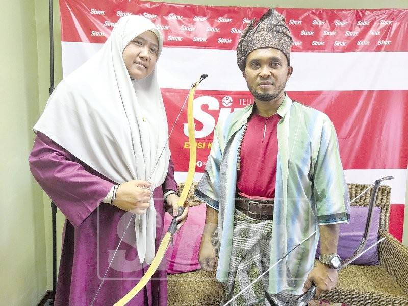 Azizi bersama isterinya yang banyak memberi sokongan.